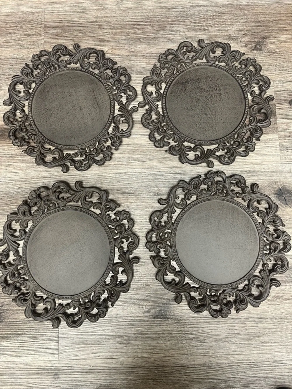 GG COLLECTION METAL CHARGERS – SET OF 4 DECORATIVE PLATES